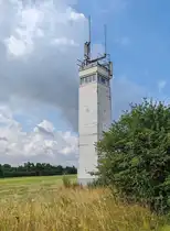 Ehemaliger Beobachtungsturm der DDR-Grenztruppe auf th�ringischer Seite gegen�ber der Gedenkst�tte Point Alpha bei Rasdorf LK Fulda, 07-2026