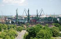 GDAŃSK, 17.06.2007, Blick vom Denkmal Friedhof der nichtexistierenden Friedhfe auf den Hafen