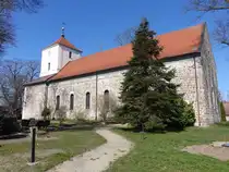 Potzlow, evangelische Kirche, Saalkirche aus Granitquadern aus dem 15. Jahrhundert (11.04.2026)