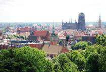 GDAŃSK, 17.06.2007, Blick vom Denkmal Friedhof der nichtexistierenden Friedhfe auf die Stadt mit der mchtigen Marienkirche
