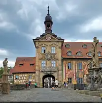 Altes Rathaus von Bamberg aus dem 15. Jahrhundert.
Durch das Tor f�hrt die Obere Br�cke, die den linken Regnitzarm �berspannt.

🕓 23.6.2025 | 14:50 Uhr