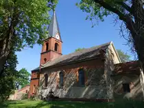 D�bberin, evangelische Dorfkirche, romanisierter Backsteinbau mit Westturm, erbaut im 16. Jahrhundert, Kirchturm 1779 (23.05.2026)