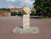 Altlandsberg, Denkmal f�r Otto Freiherr von Schwerin am Schlo�platz (24.05.2026)
