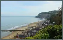 Blick �ber Strand, Espanade und die Steilk�ste in Shanklin, im S�den der Isle of Wight. (26.04.2026)