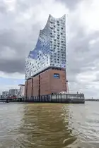 Blick auf die Hamburger Elbphilharmonie von der �berseebr�cke. Aufnahme: 11. August 2026.