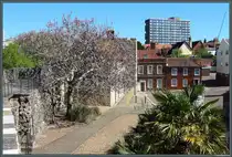 Kleiner Platz an der Tudor Merchants Hall, die sich unmittelbar an die Stadtmauer befindet. Hier befindet sich auch das Westgate. (Southampton, 30.04.2026)