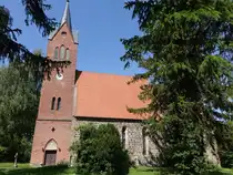 G�stow, evangelische Dorfkirche, rechteckiger Feldsteinbau mit eingezogenem Rechteckchor, erbaut im 13. Jahrhundert, erneuert 1713, neugotischer Backsteinturm von 1866 (26.05.2026)