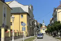 Das Bild zeigt die Kirche der Kreuzerh�hung (kostel Pov��en� svat�ho Kř��e) am Ende der Stra�e Rusk� im tschechischen Kurort Franti�kovy L�zně am 30. Juli 2026.(Franzensbad).</p>
Die Kirche der Kreuzerh�hungist ein klassizistischer Sakralbau, der zwischen 1815 und 1820 nach einem Besuch von Kaiser Franz I. erbaut und finanziert wurde.

