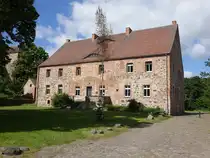 Schloss Badingen, zweigeschossiger, rechteckiger Bau aus Mischmauerwerk mit Satteldach, erbaut im 13. Jahrhundert, im 16. Jahrhundert Umbau im Renaissancestil (28.05.2026)