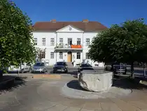 Kremmen, Rathaus von 1841 und Brunnen am Marktplatz (29.05.2026)