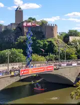 Steiler Sprung ins Flusswasser: Br�ckenspringen von der Giebichensteinbr�cke an der Burg Giebichenstein w�hrend des 88. Laternenfests in Halle (Saale).

🕓 31.8.2025 | 13:35 Uhr
