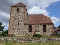 Schweinrich, evangelische Kirche, Feldsteinkirche mit Westturm aus dem 15. Jahrhundert (30.05.2026)
