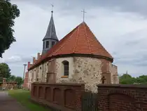 Bombeck, evangelische St. Laurentius Kirche, sp�tmittelalterliche Feldsteinkirche aus dem 14. Jahrhundert (20.06.2026)