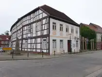 Lenzen, Denkmal und Fachwerkhaus in der Hamburger Stra�e (21.06.2026)