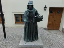 Lenzen, Statue der Brezeltante an der Hauptwache (21.06.2026)