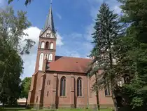 Leussow, evangelische Kirche, neugotische Backsteinkirche von 1874 (21.06.2026)