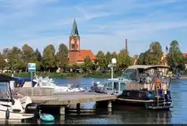 Durchblick vom Festland �ber die Havel zur Katholischen Kirchen Maria Meeresstern auf der Insel Werder.
Etliche Menschen genie�en hier das sch�ne Sp�tsommerwetter.

🕓 20.9.2025 | 14:48 Uhr