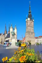 Blumiger Blick auf den Marktplatz von Halle (Saale), mit Marktkirche Unser Lieben Frauen, H�ndel-Denkmal und dem Roten Turm.

🕓 6.9.2025 | 9:12 Uhr