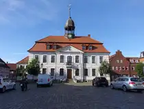 Neustadt-Glewe, Rathaus am Marktplatz, erbaut von 1802 bis 1806 (21.06.2026)
