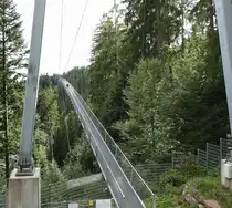 Bad Wildbad im Nordschwarzwald, die Fu�g�ngerh�ngebr�cke  Wildline , 380m Spannweite, 60m hoch, 141 Tonnen Gewicht, eingeweiht im Juli 2018,  ist die einzige H�ngebr�cke in Europa die nach oben gebaut ist,Sept.2026