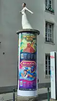 Die S�ulenheilige - Die Braut auf einer Litfa�s�ule in D�sseldorf. (September 2026)