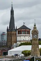 Turmparade in D�sseldorf, von rechts nach links die Pegeluhr, Der Schlossturm (Schifffahrtsmuseum), der Turm der Pfarrei St. Lambertus und im Hintergrund das Victoria-Haus. (September 2026)