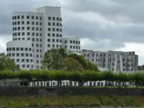 Moderne Architektur (Gehry-Bauten) aus dem Jahr 1999 am Neuen Zollhof, so gesehen Anfang September 2026 in D�sseldorf.