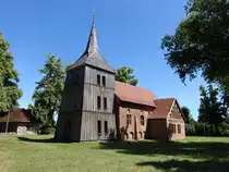 S�lstorf, evangelische Kirche, sp�tgotische Saalkirche aus dem 15. Jahrhundert, h�lzener Kirchturm von 2003 (21.06.2026)