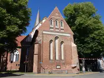 Wittenburg, evangelische St. Bartholom�us Kirche, fr�hgotische dreischiffige Hallenkirche, erbaut ab 1240, Kirchturm erbaut 1909 (21.06.2026)