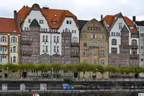 Historische Geb�ude am Rathausufer in D�sseldorf, links und rechts zwischen 1910 und 1911 erbaut, das mittlere Geb�ude entstand 1909. (September 2026)