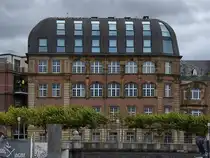 Im Bild der Westfl�gel des zwischen 1908 und 1912 erbauten Theresienhospitals, welches bis 1977 betrieben wurde. Zwischen 2011 und 2014 erfolgte der Umbau in ein Wohnhaus mit mehreren Wohneinheiten. (D�sseldorf, September 2026)