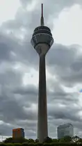 Der Rheinturm in D�sseldorf ist zwischen 1979 und 1982 vollst�ndig aus Stahlbeton errichtet worden und ist mit 240,5 Meter der zehnth�chste Fernsehturm in Deutschland. (September 2026)