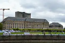 Das Landeshaus D�sseldorf ist der Amtssitz des Ministerpr�sidenten von Nordrhein-Westfalen und wurde zeitgleich mit der benachbarten Villa Horion (rechter Bildrand) von 1909 bis 1911 erbaut. (September 2026)