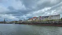 Blick von einem Fahrgastschiff auf die Rheinpromenade in D�sseldorf. (September 2026)