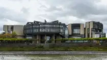 Das im Stil des Strukturalismus gestaltete Landtagsgeb�ude Nordrhein-Westfalen wurde von 1981 bis 1988 erbaut. (D�sseldorf, September 2026)