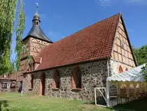 Garlin, evangelische Kirche, Feldsteinkirche aus dem 15. Jahrhundert, Westturm aus Fachwerk von 1705 (23.06.2026)