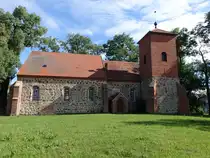 Pinnow, evangelische Kirche, Feldsteinkirche aus dem 14. Jahrhundert, oberer Teil des Turms erbaut 1850 (23.06.2026)