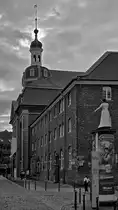 Im Bild die im 18. Jahrhundert erbaute katholische Kirche St. Maximilian, davor die S�ulenheilige, bzw. die Braut auf einer Litfa�s�ule in D�sseldorf. (September 2026)