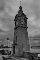 Die historische Pegeluhr in D�sseldorf wurde 1902 errichtet, im Hintergrund ist der 240,5 Meter hohe Rheinturm zu sehen. (September 2026)