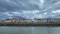 Blick von einem Fahrgastschiff auf die Rheinpromenade in D�sseldorf, links der H�userblock am Rathausufer, rechts der H�userblock am Mannesmannufer. (September 2026)