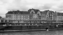 Blick von einem Fahrgastschiff auf die Rheinpromenade in D�sseldorf. (September 2026)