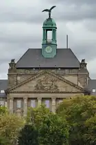 Hier zusehen das Hauptportal des von 1907 bis 1911 im Neobarocken Stil errichteten Geb�ube der Bezirksregierung D�sseldorf. (D�sseldorf, September 2026)