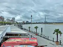 Blick auf die Rheinuferpromenade in D�sseldorf mit dem Rheinturm und der Rheinkniebr�cke. (September 2026)