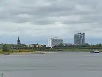 Links die neugotische r�misch-katholische Kirche, in der Mitte die Sch�n Klinik D�sseldorf und rechts das Zipper Apartment Hotel im D�sseldorfer Stadtteil Heerdt. (September 2026)