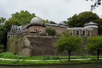 1552 wurde im Auftrag Kaiser Karls V. als Teil der Stadtbefestigung von Utrecht die s�d�stlichen Bastion Sonnenborgh erbaut. Seit 1639 durch die Universit�t Utrecht als Kr�utergarten genutzt, beherbergt sie heute das astronomische Observatorium der Universit�t und ein Museum. (September 2026)