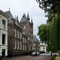Das zwischen 1873 und 1874 im neugotischen Stil errichtete Hieronymus Haus diente urspr�nglich als Waisen- und Altersheim f�r die r�misch-katholische Pfarrei und ist heute ein denkmalgesch�tztes Geb�ude in Utrecht. (September 2026)