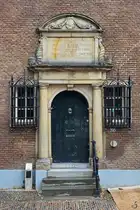 Ein historisches Eingangsportal eines historischen Hauses aus dem Jahr 1651 in der Innenstadt von Utrecht. (September 2026)