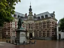 Mit dem Bau des im Stil der Neorenaissance gestalteten Akademiegeb�udes der Universit�t Utrecht wurde 1891 begonnen. Davor befindet sich das Denkmal von Johann VI. von Nassau-Dillenburg (1536-1606), welcher als einer der wichtigsten Wegbereiter und Mitbegr�nder der modernen Niederlande gilt. (Utrecht, September 2026)
