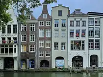 Eine typisch holl�ndische H�userzeile am alten Kanal (Oudegracht) in Utrecht. (September 2026)