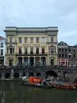 Dieses zwischen 1837 und 1839 im Stil des Neoklassizismus erbaute Geb�ude diente urspr�nglich als Kaufhaus (Winkel van Sinkel), ist heute aber Restaurant und Eventlokation. (Utrecht, September 2026)